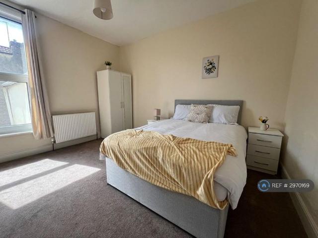 5 bedroom detached house to rent