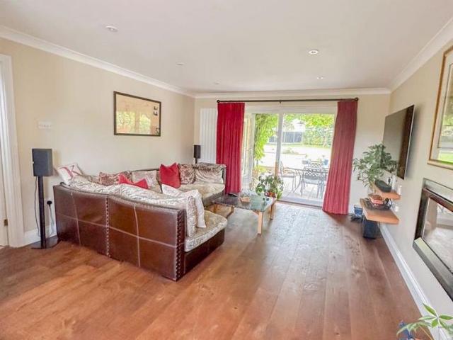 5 bedroom detached house to rent