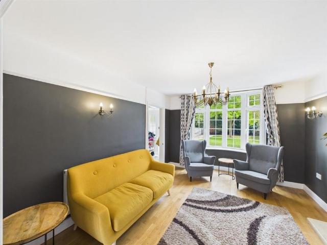 5 bedroom detached house to rent
