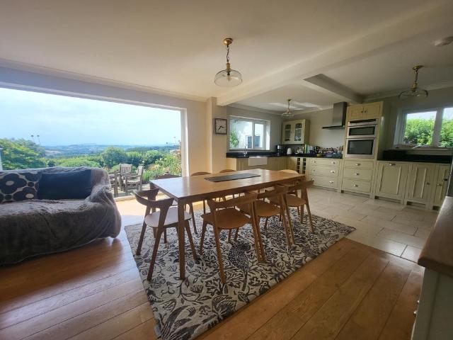 5 bedroom detached house to rent