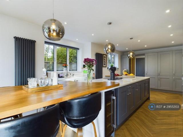 5 bedroom detached house to rent