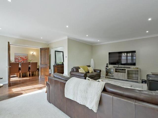 5 bedroom detached house to rent
