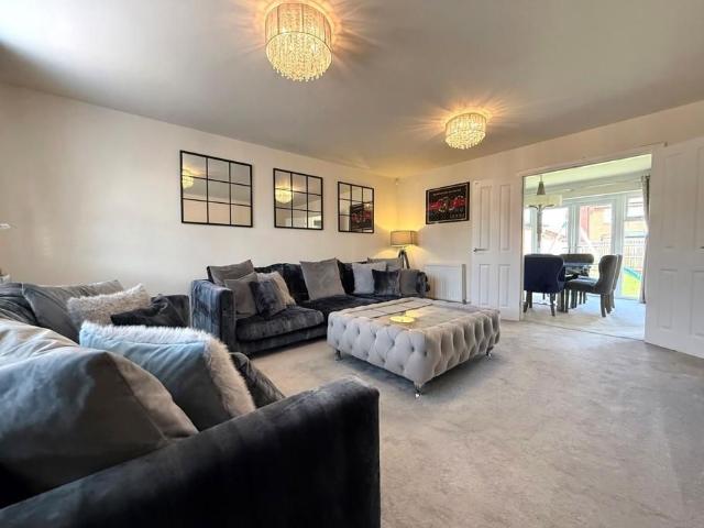 5 bedroom detached house to rent