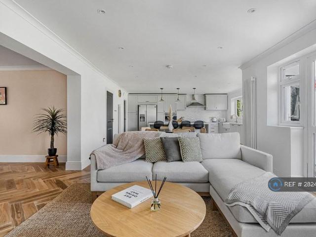 5 bedroom detached house to rent