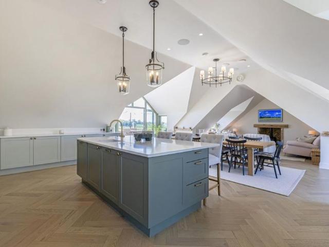 5 bedroom detached house to rent