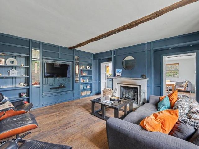5 bedroom detached house to rent