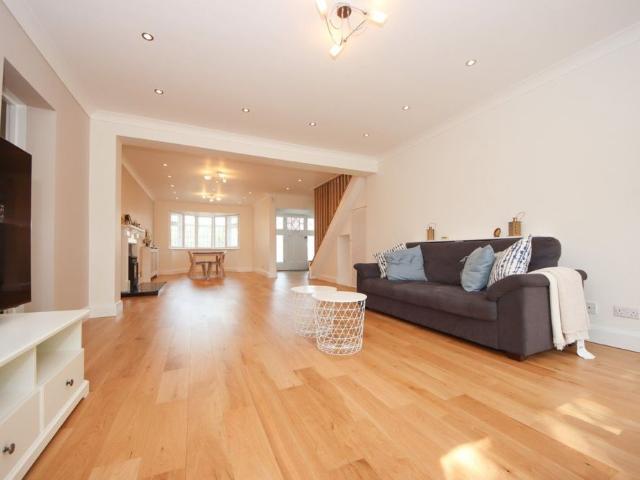 5 bedroom detached house to rent