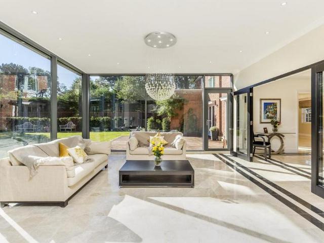 5 bedroom detached house to rent