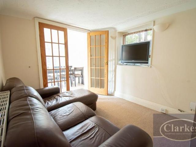5 bedroom detached house to rent