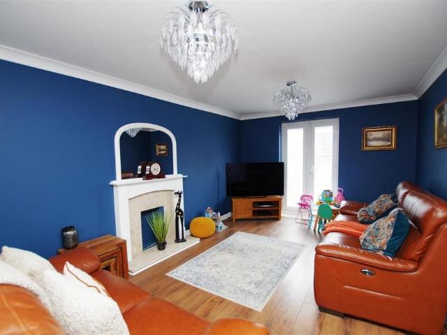 5 bedroom detached house to rent
