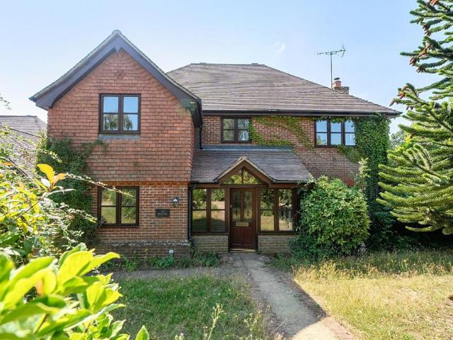 5 bedroom detached house to rent