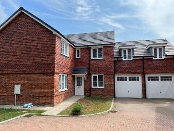 5 bedroom detached house to rent