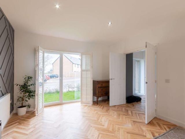 5 bedroom detached house to rent