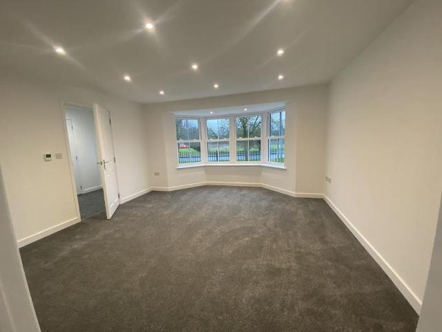 5 bedroom detached house to rent