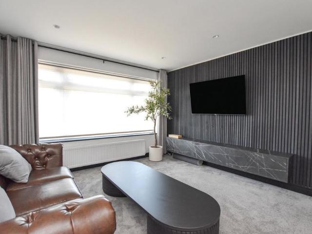 5 bedroom detached house to rent