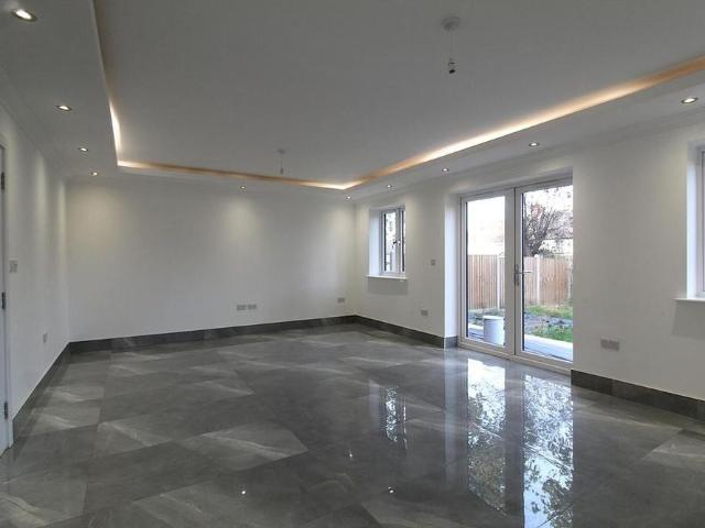 5 bedroom detached house to rent