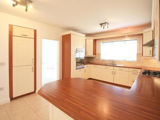 5 bedroom detached house to rent
