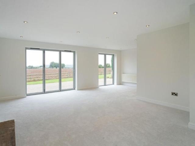 5 bedroom detached house to rent
