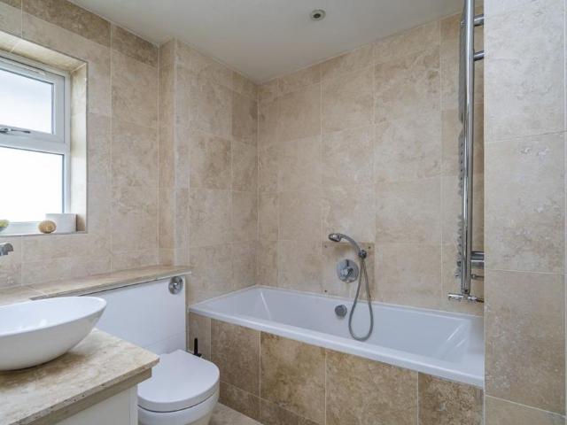 5 bedroom detached house to rent