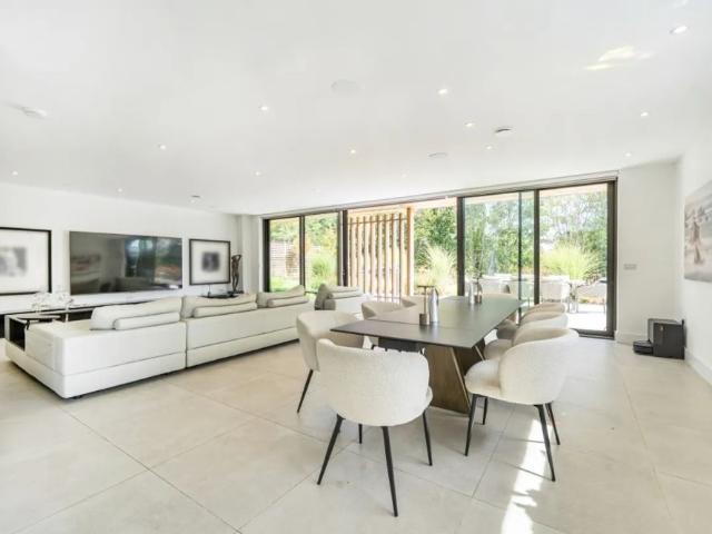 5 bedroom detached house to rent
