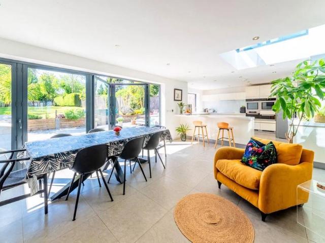 5 bedroom detached house to rent