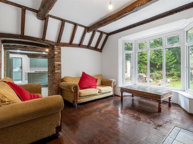 5 bedroom detached house to rent