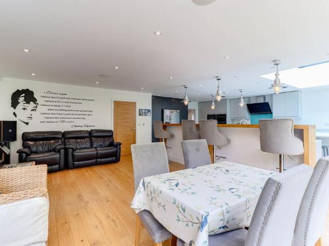 5 bedroom detached house to rent