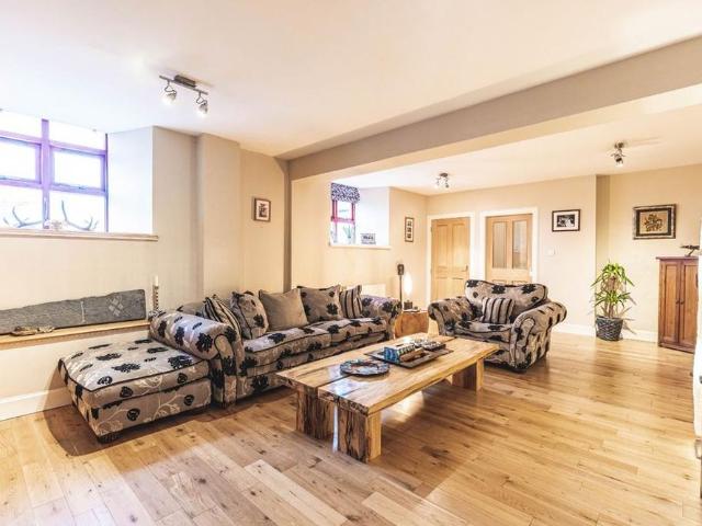 5 bedroom detached house to rent