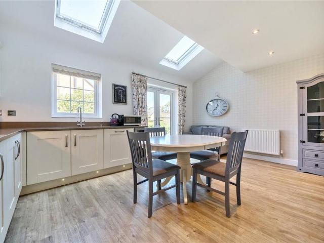 5 bedroom detached house to rent