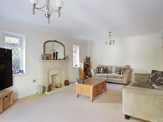 5 bedroom detached house to rent