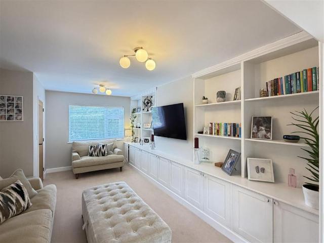 5 bedroom detached house to rent
