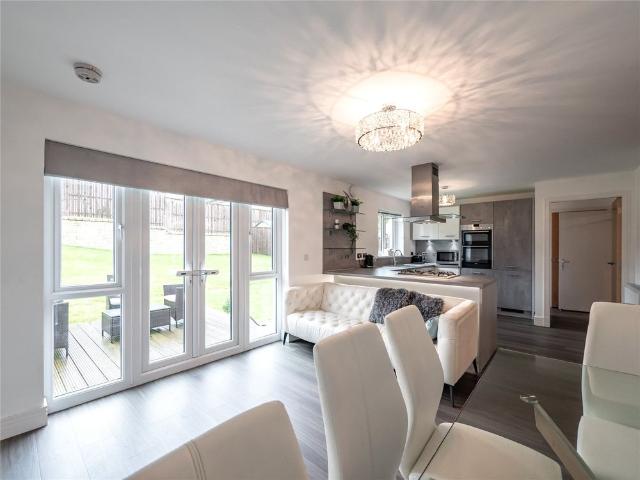 5 bedroom detached house to rent