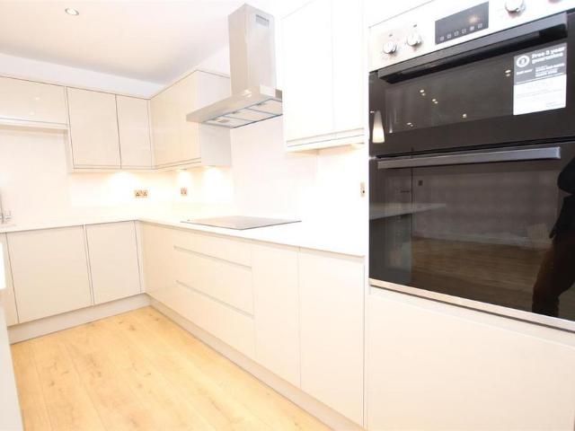 5 bedroom detached house to rent