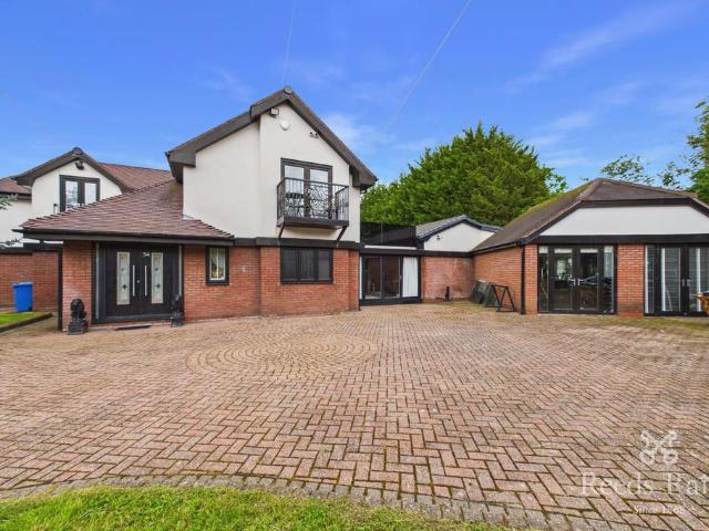 5 bedroom detached house to rent
