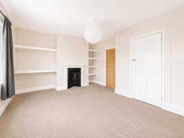 5 bedroom detached house to rent