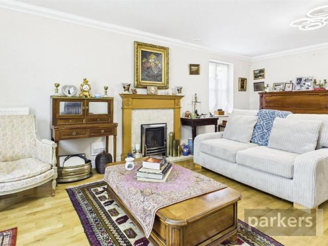 5 bedroom detached house to rent