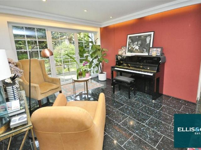 5 bedroom detached house to rent