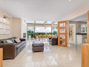 5 bedroom detached house to rent