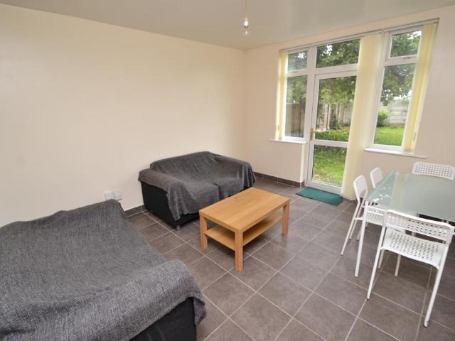 5 bedroom detached house to rent