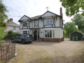 5 bedroom detached house to rent
