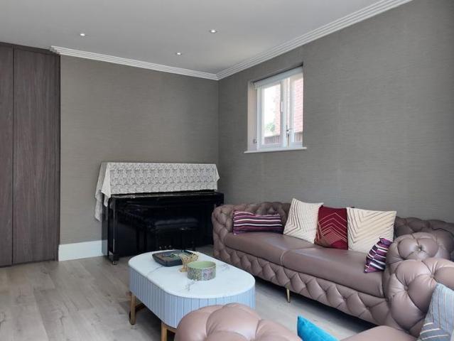 5 bedroom detached house to rent
