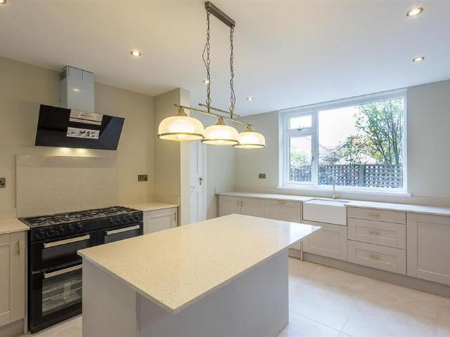 5 bedroom detached house to rent