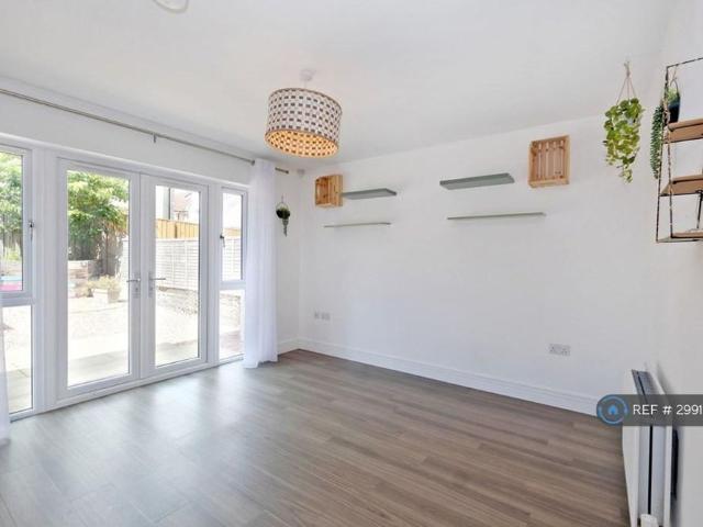 5 bedroom detached house to rent