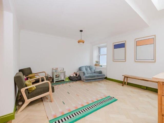 5 bedroom detached house to rent