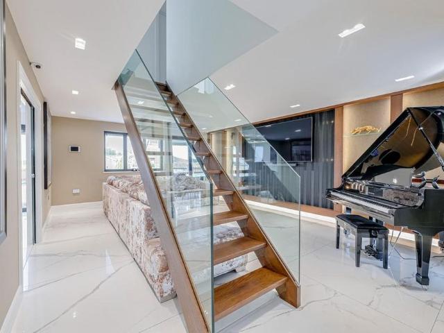 5 bedroom detached house to rent