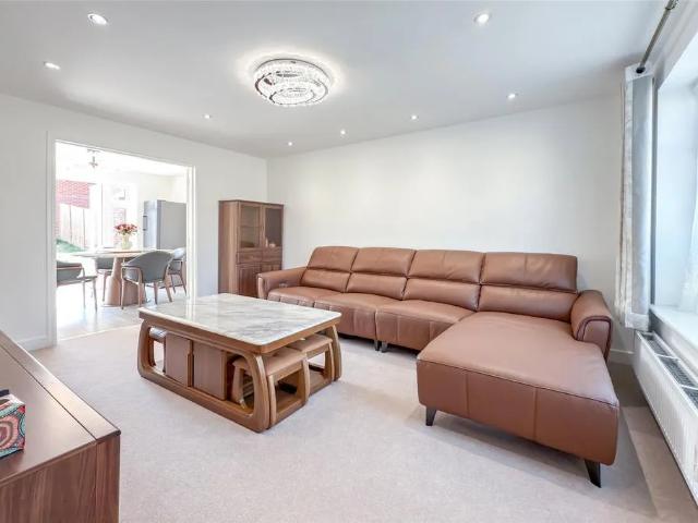 5 bedroom detached house to rent