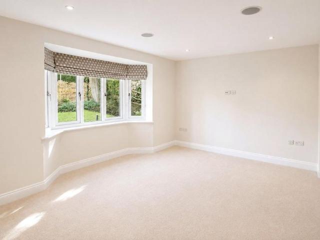 5 bedroom detached house to rent