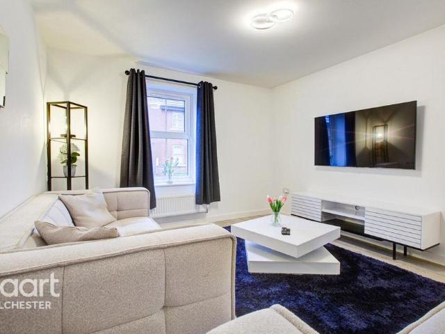 5 bedroom detached house to rent