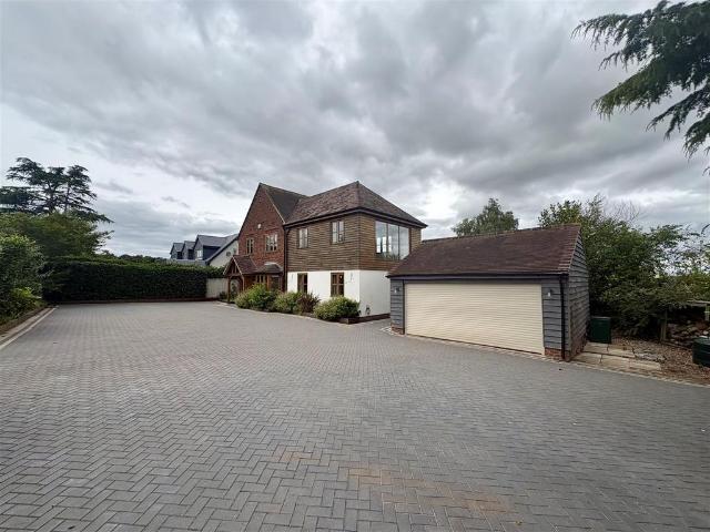 5 bedroom detached house to rent