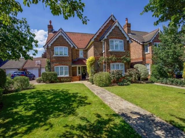 5 bedroom detached house to rent